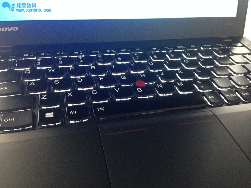 ThinkPad X240s依旧保留了背光键盘、指点杆这些经典的ThinkPad设计元素