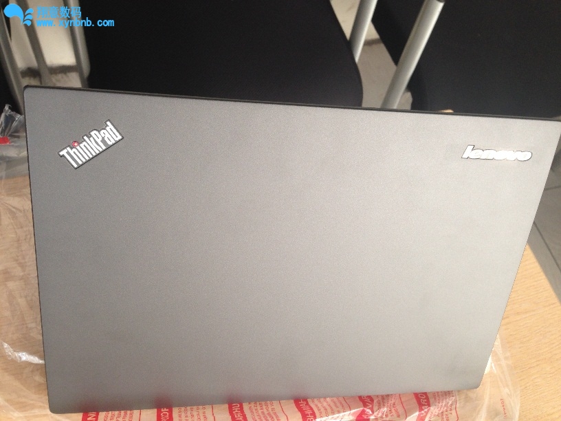 “ThinkPad” Logo标上的“i”小红点在开机状态下常亮，待机状态下闪烁