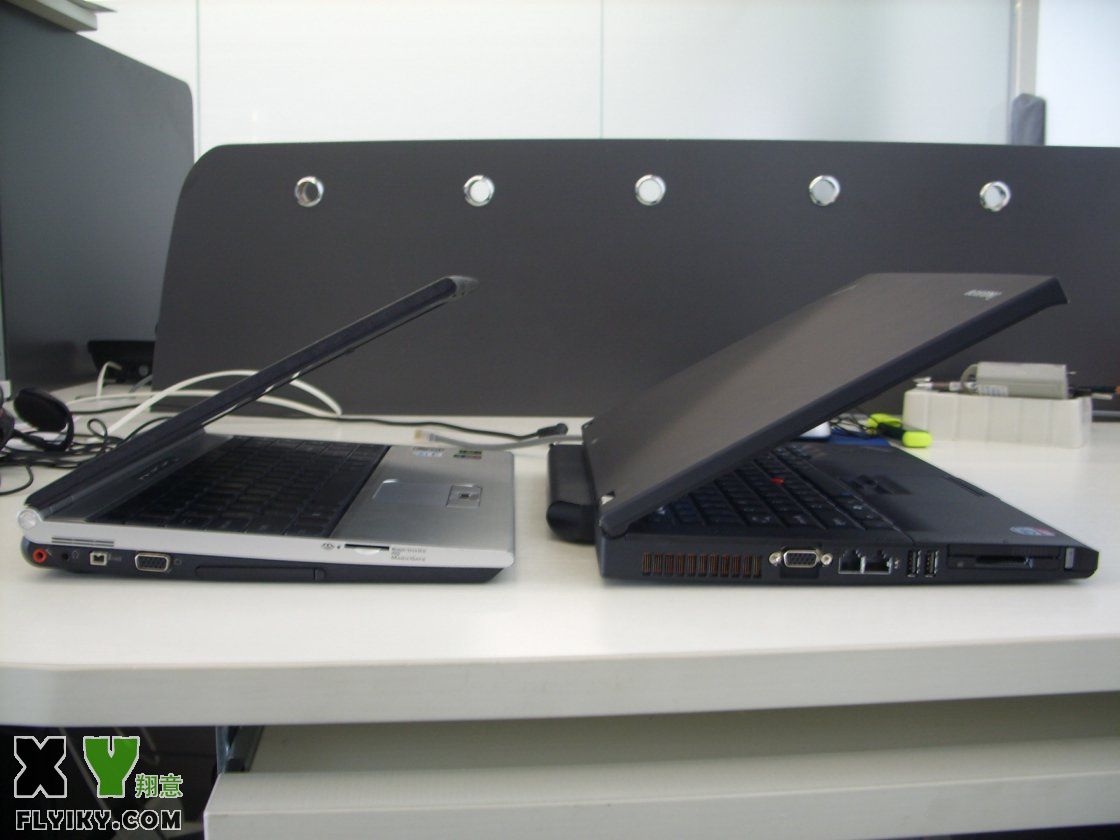 侧面全图显得VAIO轻巧而Thinkpad厚实