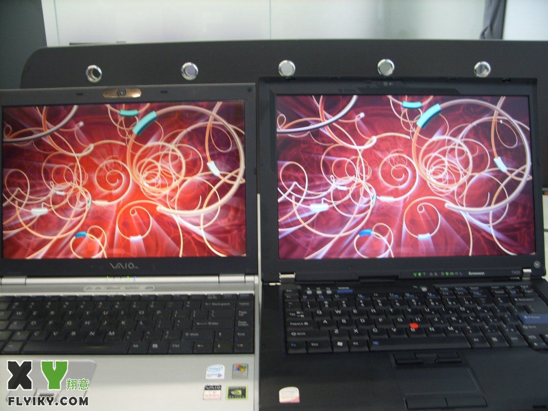 显示屏Thinkpad比较亮丽，SONY相对略显黯淡，但色彩饱满温和