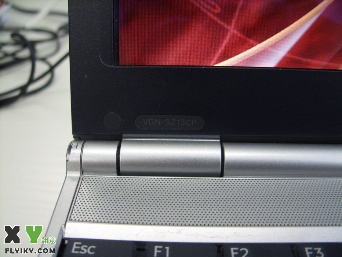 Sony型号在屏幕左下角用很不显眼的小字标出，不注意还真看不到