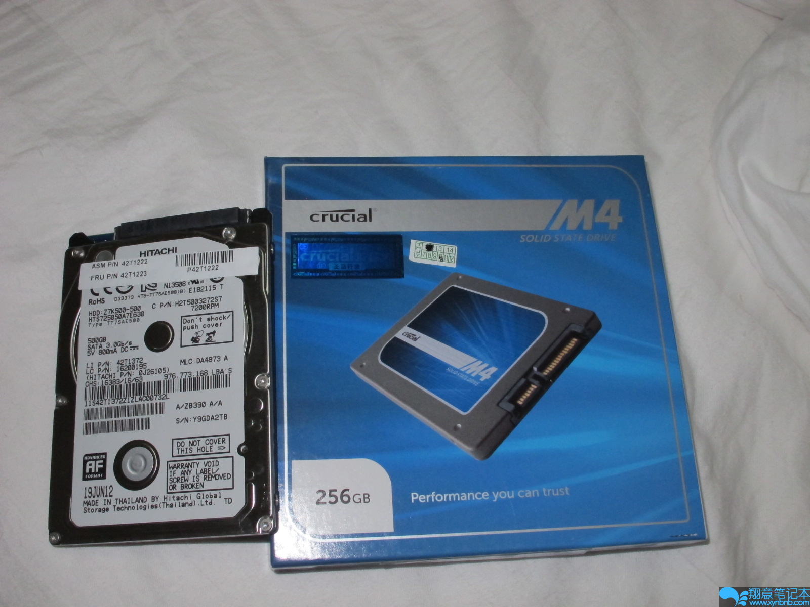 左边为换下来的机械硬盘，右边为镁光256SSD包装盒~