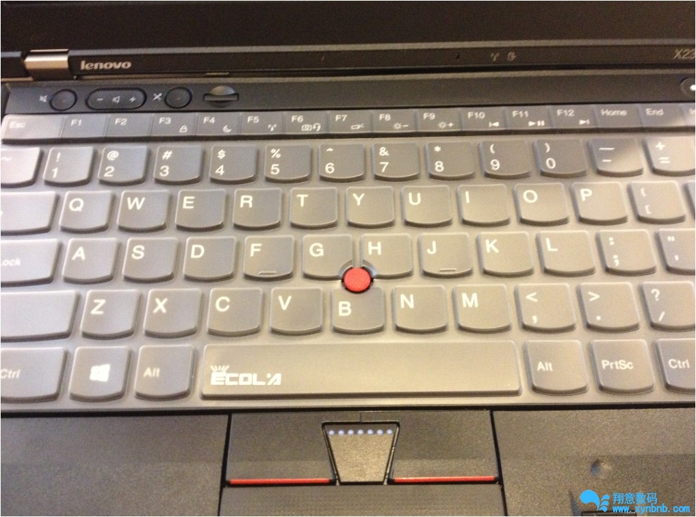 配了个键盘膜，小红点依旧红艳艳